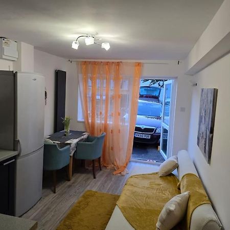 Cozy Flat 1 Bedroom Hucclecote エクステリア 写真