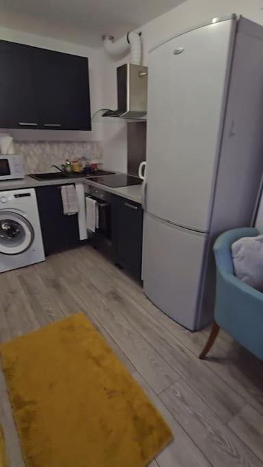 Cozy Flat 1 Bedroom Hucclecote エクステリア 写真