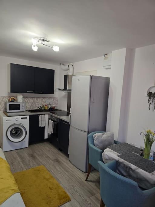 Cozy Flat 1 Bedroom Hucclecote エクステリア 写真