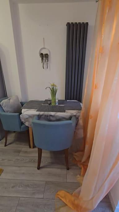 Cozy Flat 1 Bedroom Hucclecote エクステリア 写真