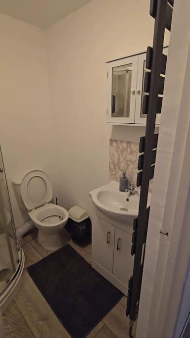 Cozy Flat 1 Bedroom Hucclecote エクステリア 写真